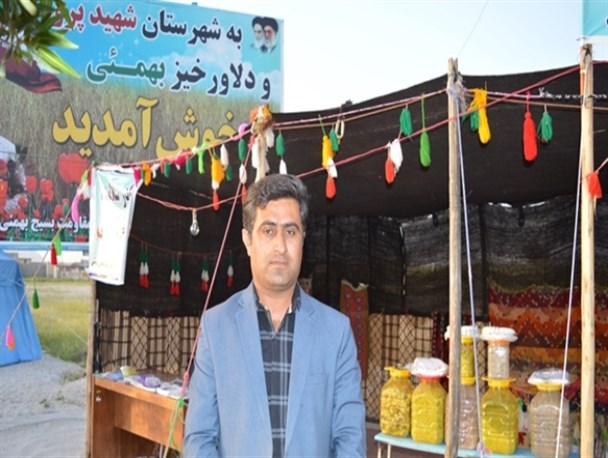 برپایی نمایشگاه صنایع دستی سنتی در ورودی شهر لیکک