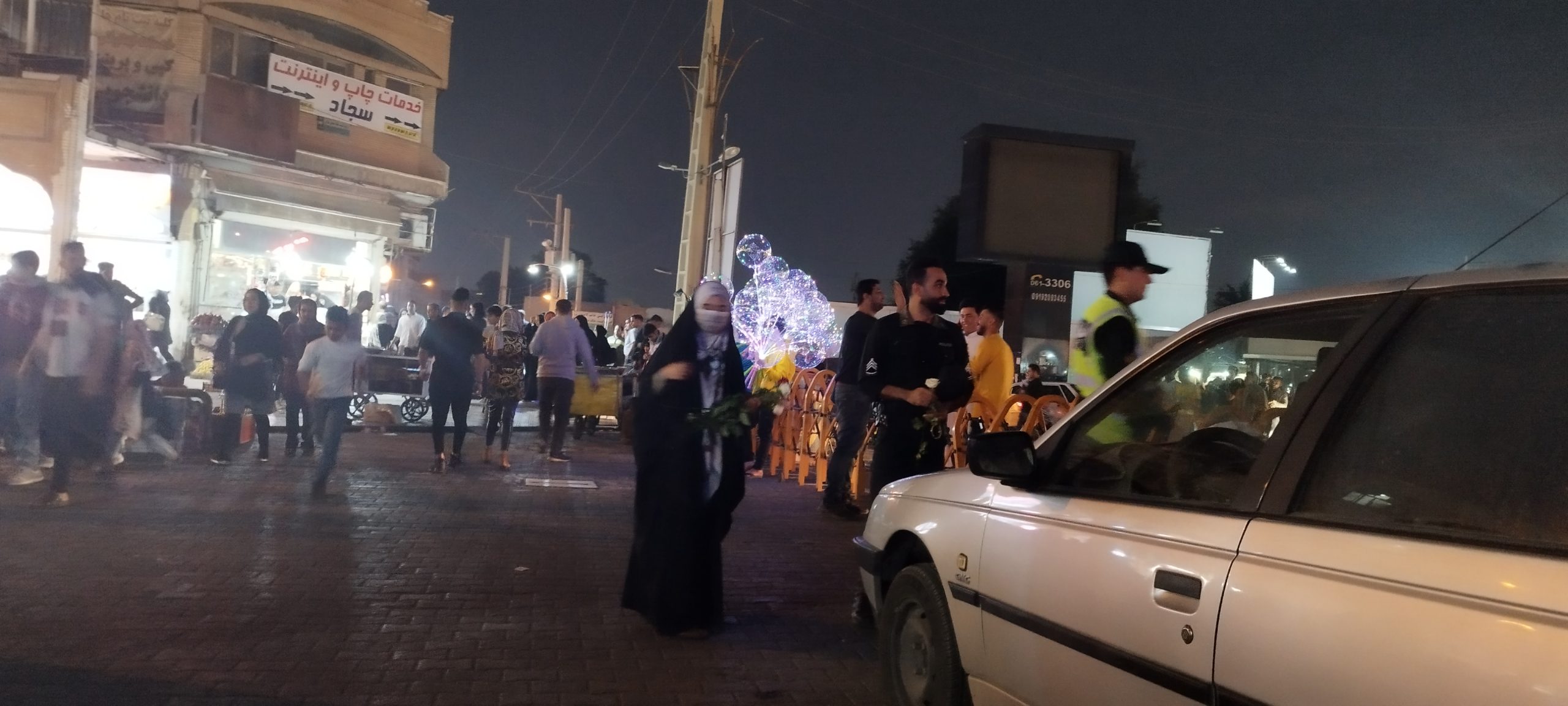 تجلیل یک دختر با اهدای«گل» از نیروهای انتظامی و راهنمایی رانندگی در «نادری»  اهواز+تصاویر