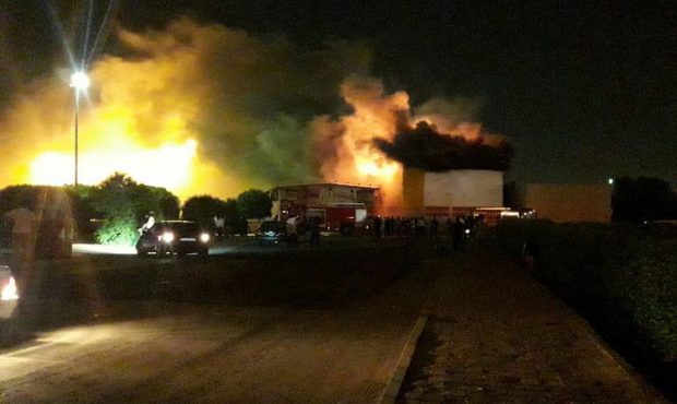 آتش سوزی در سینما دنیا اهواز / نجات ۶۰ نفر توسط نیروهای آتش نشان