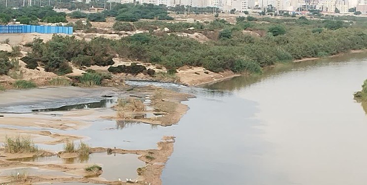 کارون در احاطه فاضلاب و بی تدبیری!/ مسوولان آلوده‌ترین رودخانه خوزستان را رها نکنند