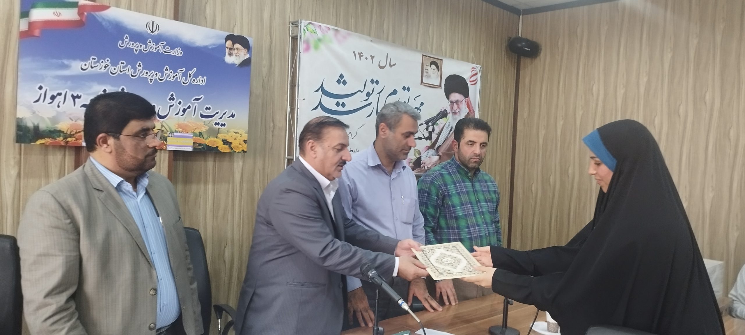 تجلیل از آموزگاران برتر جشنواره آزمون های عملکردی ناحیه ۳ اهواز+تصاویر