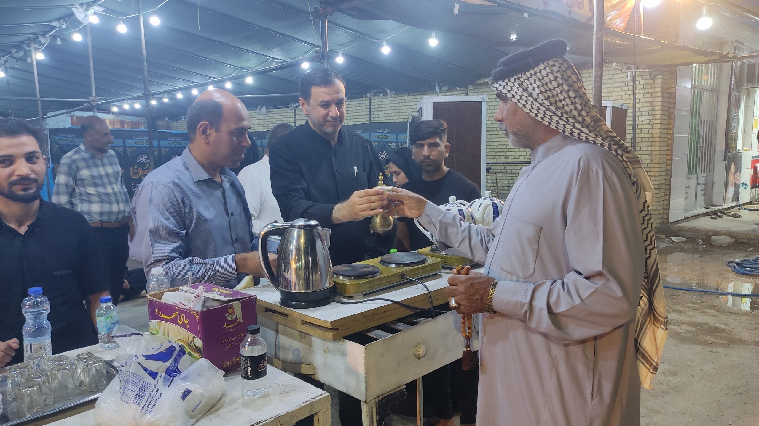 فرزند شهیدی که در میدان خدمت رسانی به زوار اربعین در صف اول است+فیلم