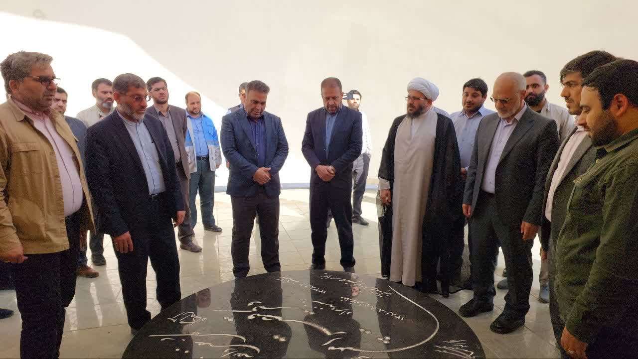استاندار خوزستان به مقام شامخ شهدای گمنام و شاعر نامی کشور قیصر امین پور  در گتوند ادای احترام کرد