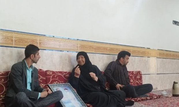 دیدار مشاور جوان و جمعی از فرهنگیان جوان آموزش و پرورش ناحیه ۳ اهواز با مادر شهید (سلطان ظریف بگعانی)+تصاویر