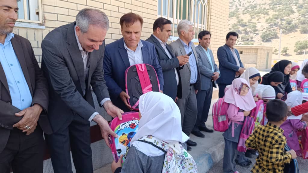 توزیع  ۲۶۰ عددکیف و نوشت افزار در مراسمات بازگشایی مدارس/حرکت های خیرین باعث برقراری همدلی و احساس محبت در جامعه میشود
