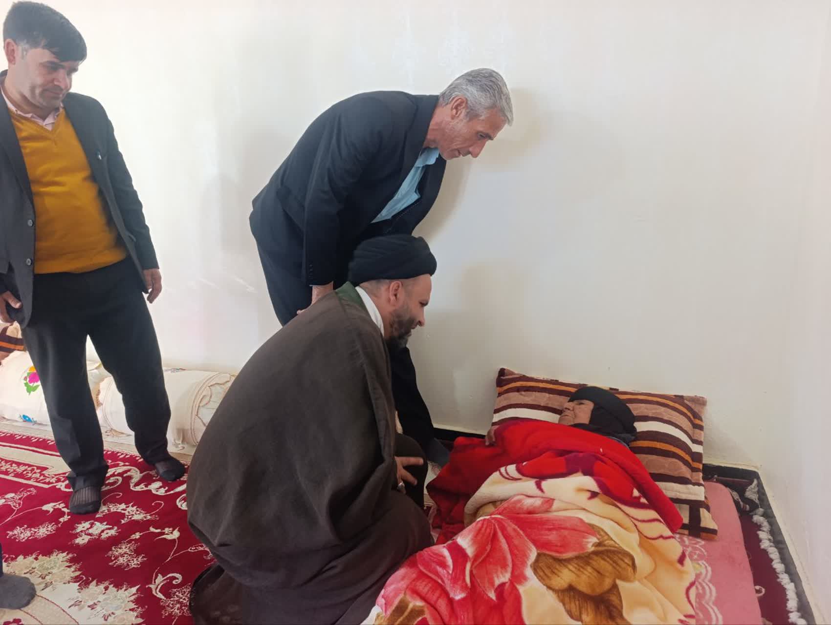دیدار امام جمعه، فرماندار، رئیس بنیاد شهید و بخشدار مرکزی با خانواده شهدا و جانبازان