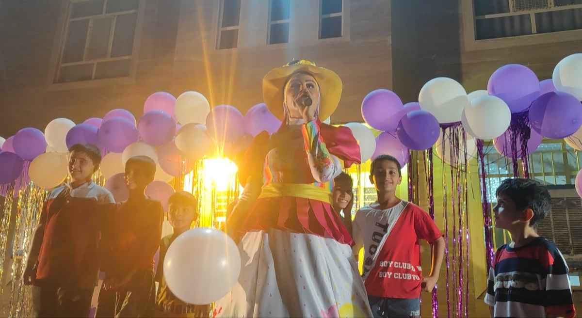 جشن فارغ التحصیل دانش آموزان مجتمع آموزشی فاطمه زهرا(س) با حضور گروه هنری خاله خورشید در چرام