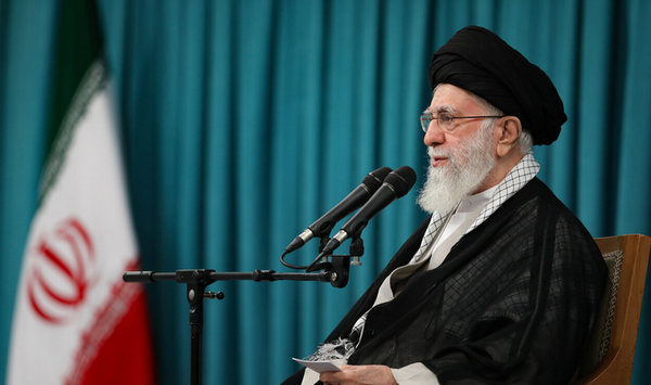 رهبر انقلاب:کسی را برسانید که از تهدید می ترسد رهبر انقلاب:کسی را برسانید که از تهدید می ترسد