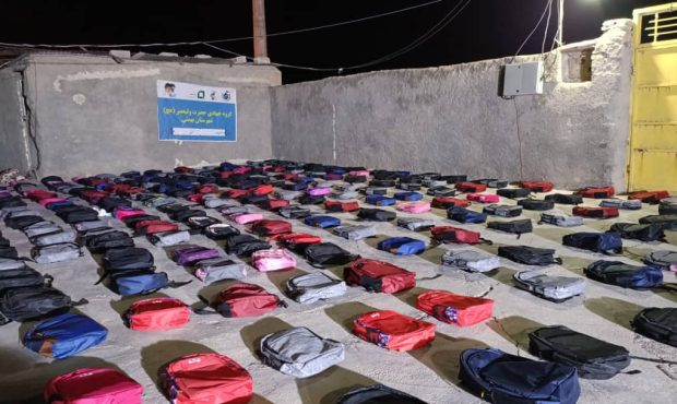 توزیع ۷۰۰ بسته لوازم‌التحریر به دانش‌آموزان نیازمند بهمئی+تصاویر