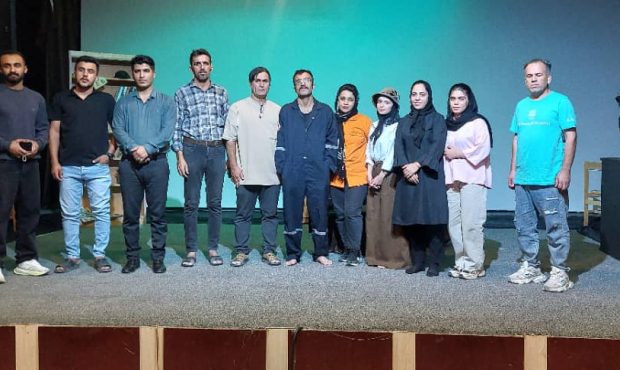 هنرمندان بهمئی “چشمها” را به صحنه بردند؛فرصت یکهفتهای برای تماشا هنرمندان بهمئی “چشمها” را به صحنه بردند؛فرصت یکهفتهای برای تماشا