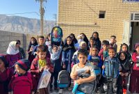 توزیع بسته‌های نوشت‌افزار میان دانش‌آموزان مناطق محروم و عشایرنشین ممبی و رودتلخ به همت صادق بدرقه و مؤسسه خیریه نیک‌اندیشان اهواز