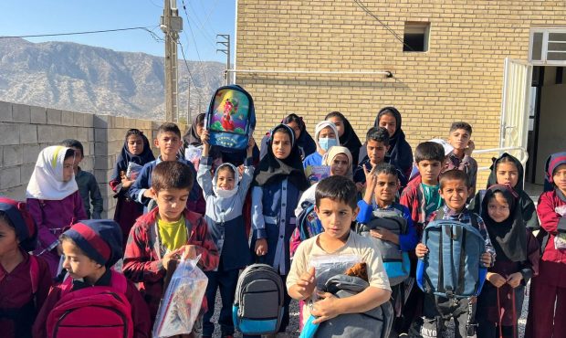 توزیع بستههای نوشتافزار میان دانشآموزان مناطق محروم و عشایرنشین ممبی و رودتلخ به همت صادق بدرقه و مؤسسه خیریه نیکاندیشان اهواز توزیع بستههای نوشتافزار میان دانشآموزان مناطق محروم و عشایرنشین ممبی و رودتلخ به همت صادق بدرقه و مؤسسه خیریه نیکاندیشان اهواز