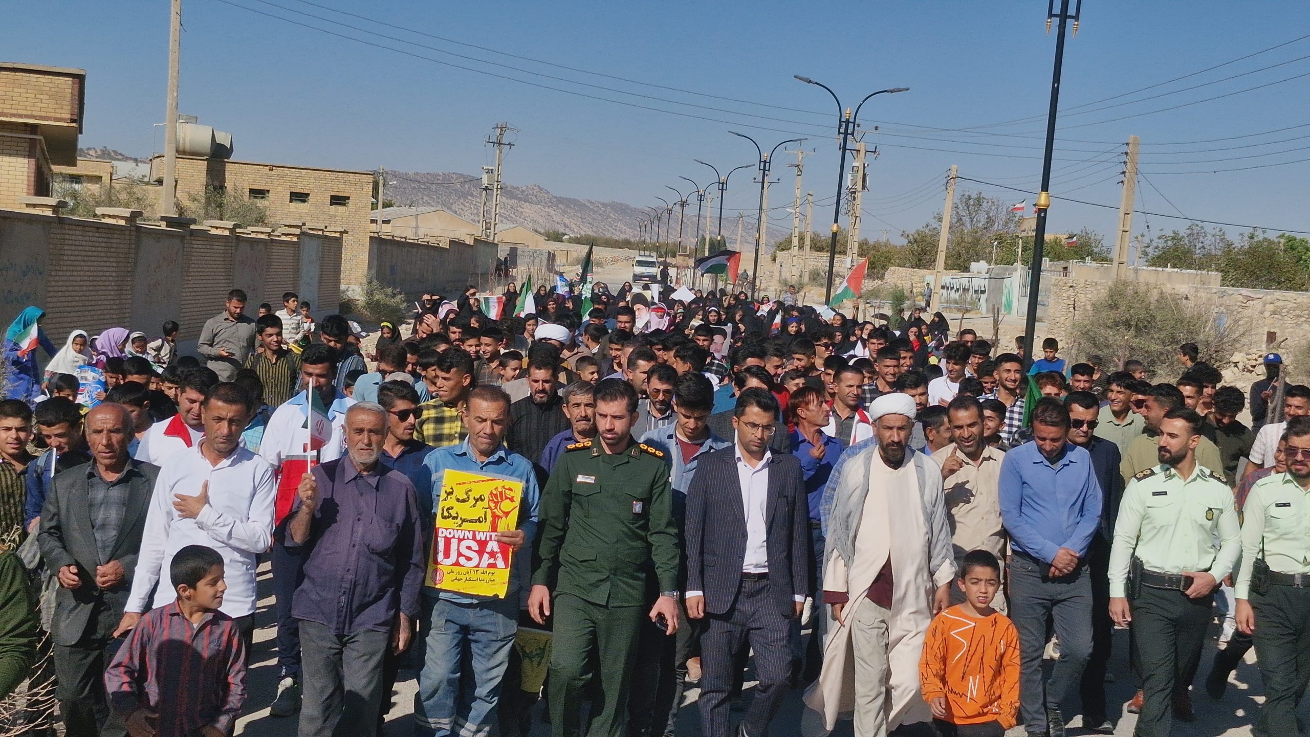 حضور پرشور دانشآموزان و فرهنگیان ممبی و مسئولان در راهپیمایی روز ملی مبارزه با استکبار جهانی