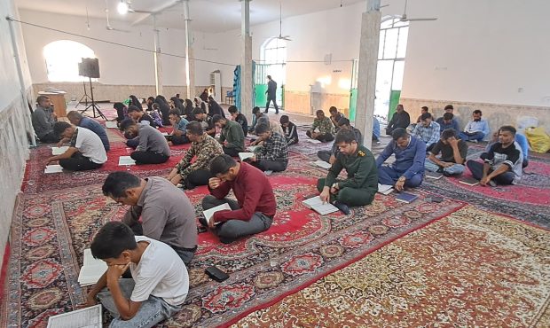 محفل باشکوه انس با قرآن کریم در تعظیم و تکریم مقام شامخ رهبر شهید قرآنی با حضور قاریان و بسیجیان در بخش ممبی برگزار شد