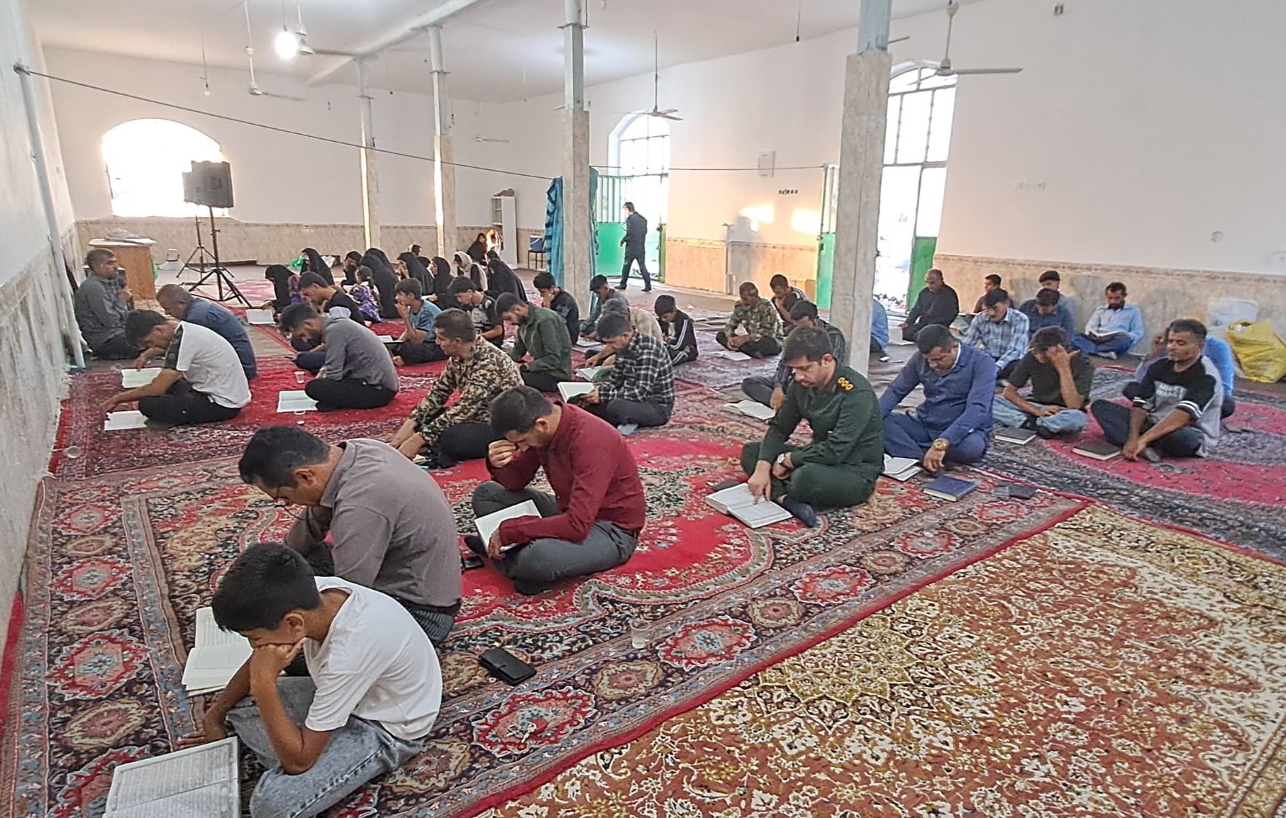 محفل باشکوه انس با قرآن کریم در تعظیم و تکریم مقام شامخ رهبر شهید قرآنی با حضور قاریان و بسیجیان در بخش ممبی برگزار شد